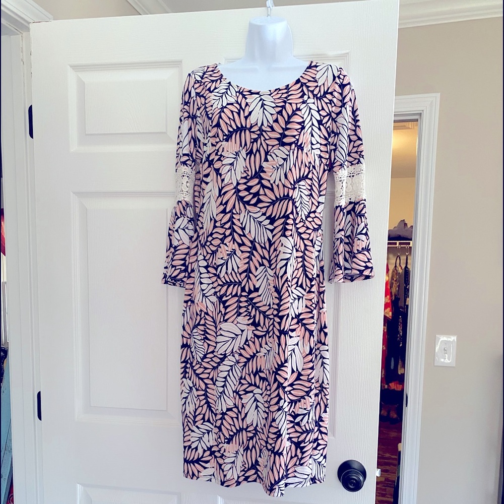 Worn once, great for Spring! Dress by Glamour!